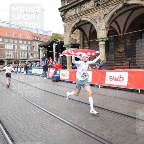 05.10.2025 - 20. swb-Marathon Bremen Yannick Fuchs http://msf.ph/oto/9285052 05.10.2025 13:03:04 Ziel 288, 2585, 3197, 3381 meine-sportfotos.de