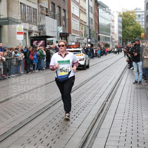 05.10.2025 - 20. swb-Marathon Bremen Strokosch-Dieckow http://msf.ph/oto/9285058 05.10.2025 11:29:03 Ziel 9257, 9559, 10401, 10482, 9257, 9559, 10401, 10482 meine-sportfotos.de