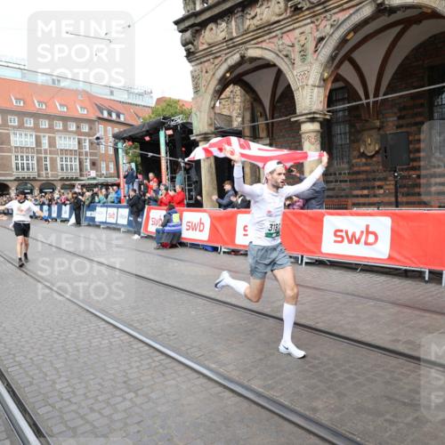 05.10.2025 - 20. swb-Marathon Bremen Yannick Fuchs http://msf.ph/oto/9285059 05.10.2025 13:03:04 Ziel 288, 2585, 3197, 3381 meine-sportfotos.de