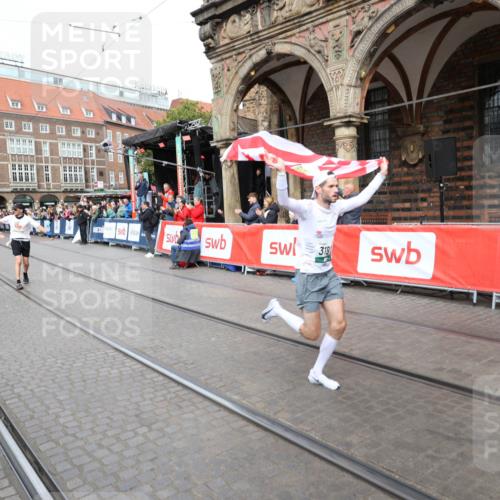05.10.2025 - 20. swb-Marathon Bremen Yannick Fuchs http://msf.ph/oto/9285066 05.10.2025 13:03:05 Ziel 288, 2585, 3197, 3381 meine-sportfotos.de