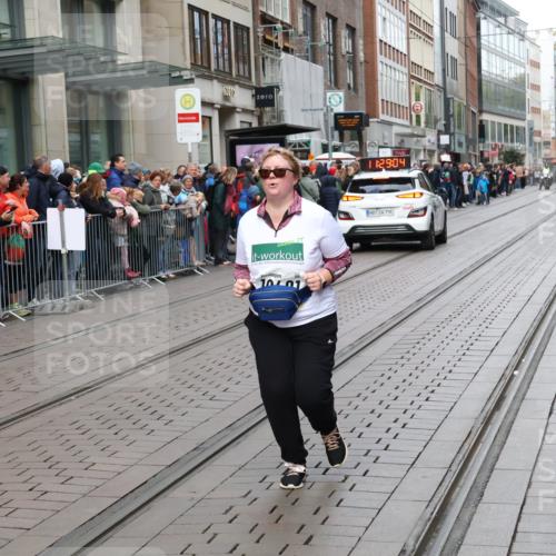 05.10.2025 - 20. swb-Marathon Bremen Strokosch-Dieckow http://msf.ph/oto/9285073 05.10.2025 11:29:04 Ziel 9257, 9559, 10401, 10482, 9257, 9559, 10401, 10482 meine-sportfotos.de