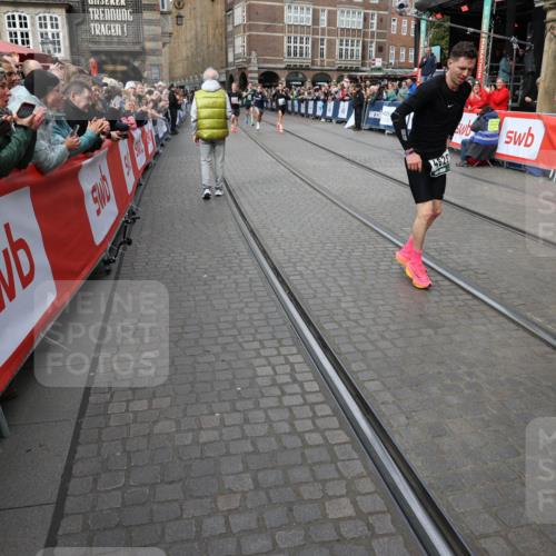 05.10.2025 - 20. swb-Marathon Bremen Yannick Fuchs http://msf.ph/oto/9285074 05.10.2025 13:03:09 Ziel 45, 288, 2141, 2585, 3197, 3381, 4629 meine-sportfotos.de