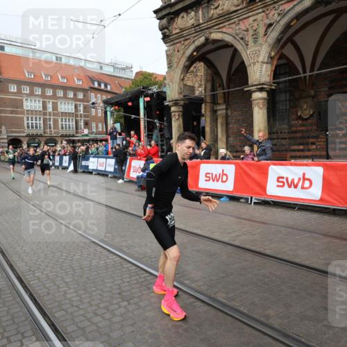 05.10.2025 - 20. swb-Marathon Bremen Yannick Fuchs http://msf.ph/oto/9285076 05.10.2025 13:03:10 Ziel 45, 288, 2141, 2585, 2939, 3197, 3381, 4629 meine-sportfotos.de