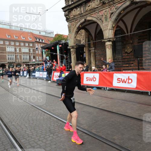 05.10.2025 - 20. swb-Marathon Bremen Yannick Fuchs http://msf.ph/oto/9285083 05.10.2025 13:03:10 Ziel 45, 288, 2141, 2585, 2939, 3197, 3381, 4629 meine-sportfotos.de
