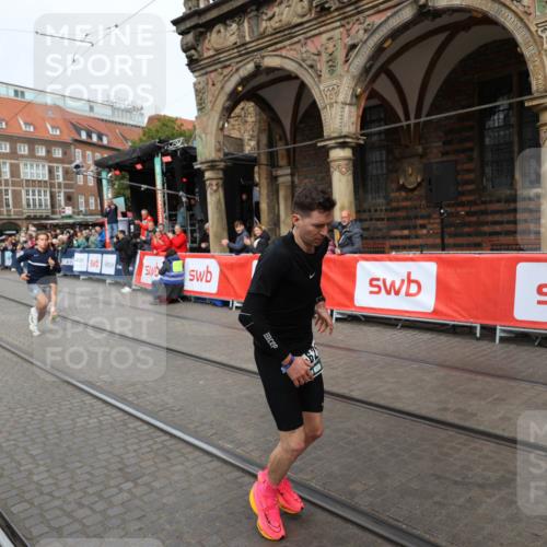 05.10.2025 - 20. swb-Marathon Bremen Yannick Fuchs http://msf.ph/oto/9285094 05.10.2025 13:03:11 Ziel 45, 2141, 2585, 2939, 3197, 3381, 4629 meine-sportfotos.de