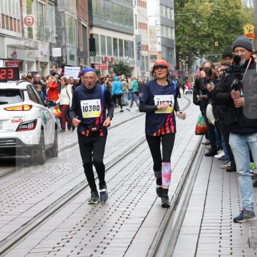 05.10.2025 - 20. swb-Marathon Bremen Strokosch-Dieckow http://msf.ph/oto/9285105 05.10.2025 11:29:22 Ziel 10401, 11572, 10401, 11572 meine-sportfotos.de