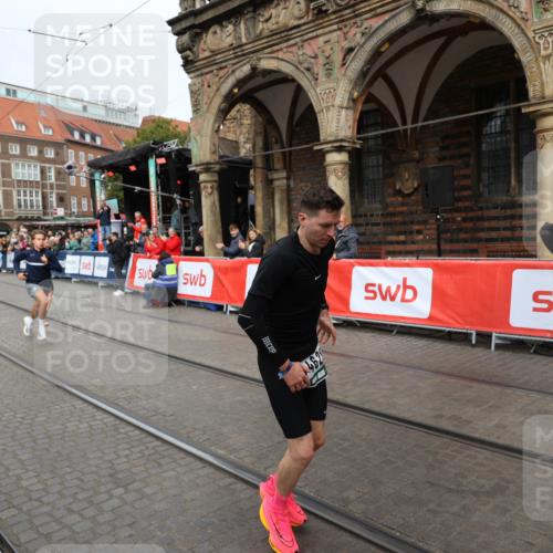 05.10.2025 - 20. swb-Marathon Bremen Yannick Fuchs http://msf.ph/oto/9285109 05.10.2025 13:03:11 Ziel 45, 2141, 2585, 2939, 3197, 3381, 4629 meine-sportfotos.de