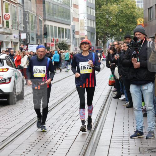 05.10.2025 - 20. swb-Marathon Bremen Strokosch-Dieckow http://msf.ph/oto/9285116 05.10.2025 11:29:23 Ziel 10300, 10401, 11572, 10300, 10401, 11572 meine-sportfotos.de