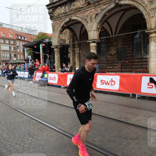 05.10.2025 - 20. swb-Marathon Bremen Yannick Fuchs http://msf.ph/oto/9285121 05.10.2025 13:03:11 Ziel 45, 2141, 2585, 2939, 3197, 3381, 4629 meine-sportfotos.de