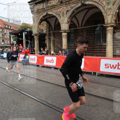 05.10.2025 - 20. swb-Marathon Bremen Yannick Fuchs http://msf.ph/oto/9285132 05.10.2025 13:03:11 Ziel 45, 2141, 2585, 2939, 3197, 3381, 4629 meine-sportfotos.de