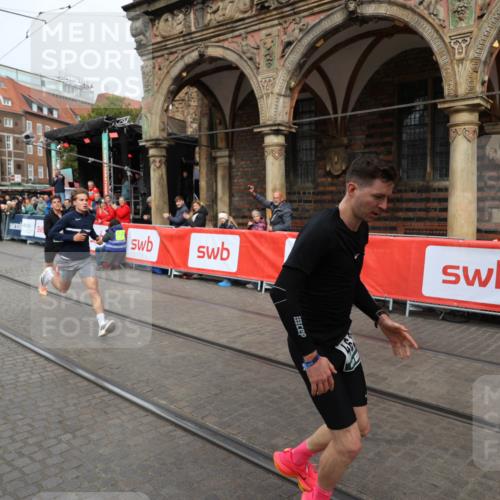 05.10.2025 - 20. swb-Marathon Bremen Yannick Fuchs http://msf.ph/oto/9285141 05.10.2025 13:03:11 Ziel 45, 2141, 2585, 2939, 3197, 3381, 4629 meine-sportfotos.de