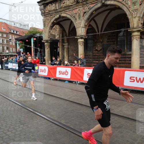 05.10.2025 - 20. swb-Marathon Bremen Yannick Fuchs http://msf.ph/oto/9285150 05.10.2025 13:03:11 Ziel 45, 2141, 2585, 2939, 3197, 3381, 4629 meine-sportfotos.de