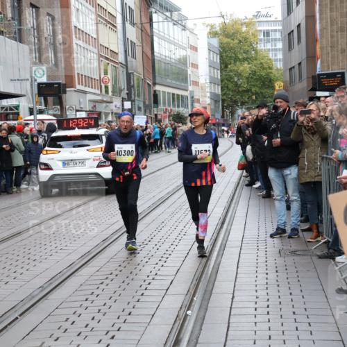 05.10.2025 - 20. swb-Marathon Bremen Strokosch-Dieckow http://msf.ph/oto/9285156 05.10.2025 11:29:24 Ziel 10300, 11572, 10300, 11572 meine-sportfotos.de
