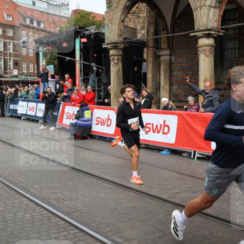 05.10.2025 - 20. swb-Marathon Bremen Yannick Fuchs http://msf.ph/oto/9285161 05.10.2025 13:03:12 Ziel 45, 2141, 2939, 3197, 4629, 7675 meine-sportfotos.de