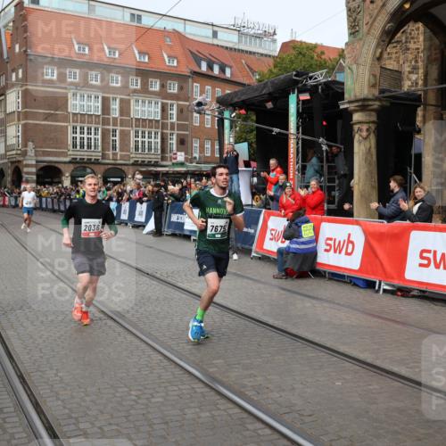 05.10.2025 - 20. swb-Marathon Bremen Yannick Fuchs http://msf.ph/oto/9285186 05.10.2025 13:03:13 Ziel 45, 2036, 2141, 2939, 4629, 7675 meine-sportfotos.de