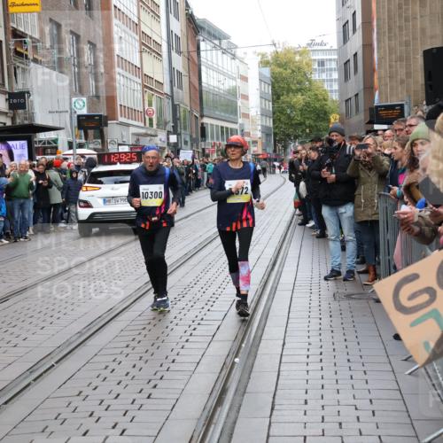 05.10.2025 - 20. swb-Marathon Bremen Strokosch-Dieckow http://msf.ph/oto/9285187 05.10.2025 11:29:24 Ziel 10300, 11572, 10300, 11572 meine-sportfotos.de