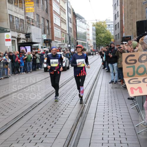 05.10.2025 - 20. swb-Marathon Bremen Strokosch-Dieckow http://msf.ph/oto/9285200 05.10.2025 11:29:25 Ziel 10300, 11572, 10300, 11572 meine-sportfotos.de