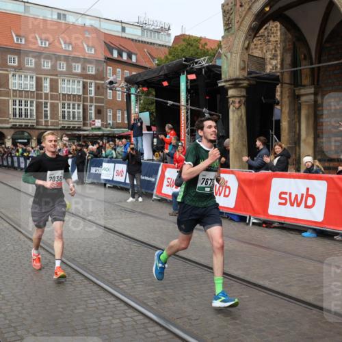 05.10.2025 - 20. swb-Marathon Bremen Yannick Fuchs http://msf.ph/oto/9285215 05.10.2025 13:03:14 Ziel 45, 2036, 2141, 2939, 4629, 7675 meine-sportfotos.de