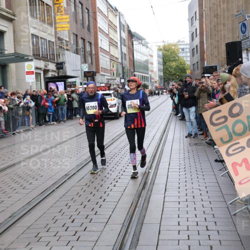 05.10.2025 - 20. swb-Marathon Bremen Strokosch-Dieckow http://msf.ph/oto/9285218 05.10.2025 11:29:25 Ziel 10300, 11572, 10300, 11572 meine-sportfotos.de