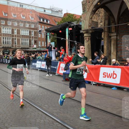 05.10.2025 - 20. swb-Marathon Bremen Yannick Fuchs http://msf.ph/oto/9285228 05.10.2025 13:03:14 Ziel 45, 2036, 2141, 2939, 4629, 7675 meine-sportfotos.de