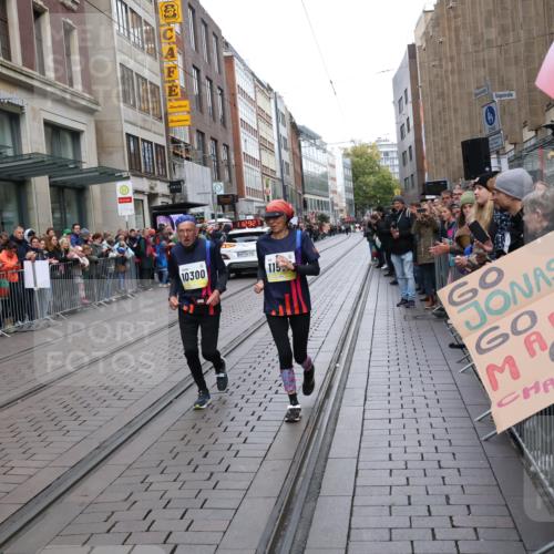 05.10.2025 - 20. swb-Marathon Bremen Strokosch-Dieckow http://msf.ph/oto/9285231 05.10.2025 11:29:26 Ziel 10300, 11572, 10300, 11572 meine-sportfotos.de