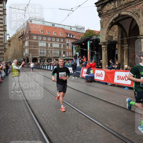 05.10.2025 - 20. swb-Marathon Bremen Yannick Fuchs http://msf.ph/oto/9285237 05.10.2025 13:03:14 Ziel 45, 2036, 2141, 2939, 4629, 7675 meine-sportfotos.de