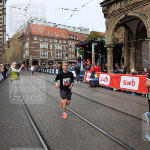 05.10.2025 - 20. swb-Marathon Bremen Yannick Fuchs http://msf.ph/oto/9285246 05.10.2025 13:03:14 Ziel 45, 2036, 2141, 2939, 4629, 7675 meine-sportfotos.de
