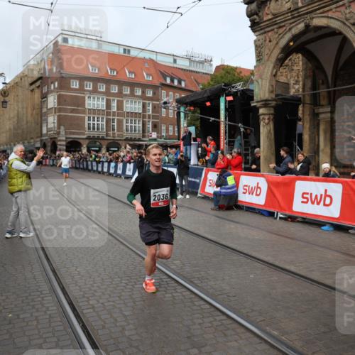 05.10.2025 - 20. swb-Marathon Bremen Yannick Fuchs http://msf.ph/oto/9285251 05.10.2025 13:03:14 Ziel 45, 2036, 2141, 2939, 4629, 7675 meine-sportfotos.de