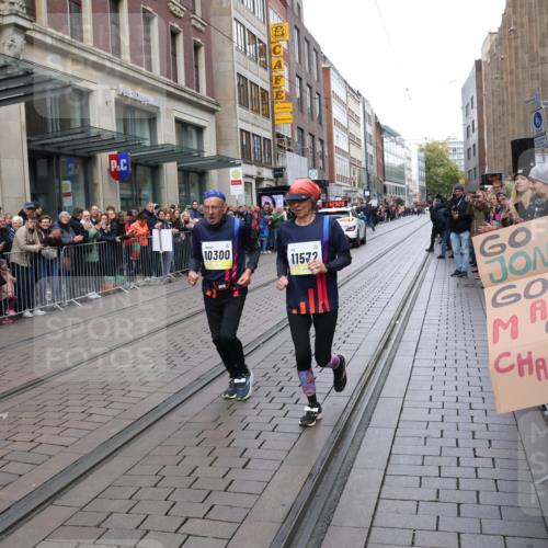 05.10.2025 - 20. swb-Marathon Bremen Strokosch-Dieckow http://msf.ph/oto/9285256 05.10.2025 11:29:27 Ziel 10300, 11572, 10300, 11572 meine-sportfotos.de