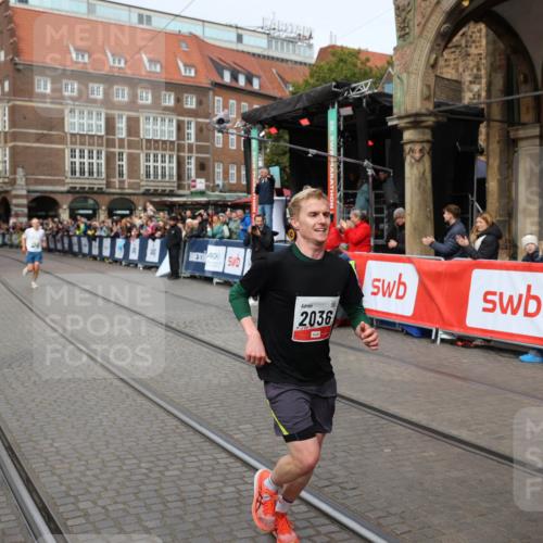 05.10.2025 - 20. swb-Marathon Bremen Yannick Fuchs http://msf.ph/oto/9285258 05.10.2025 13:03:15 Ziel 45, 2036, 2141, 2939, 4629, 7675 meine-sportfotos.de