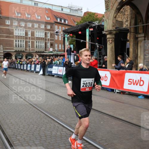 05.10.2025 - 20. swb-Marathon Bremen Yannick Fuchs http://msf.ph/oto/9285270 05.10.2025 13:03:15 Ziel 45, 2036, 2141, 2939, 4629, 7675 meine-sportfotos.de