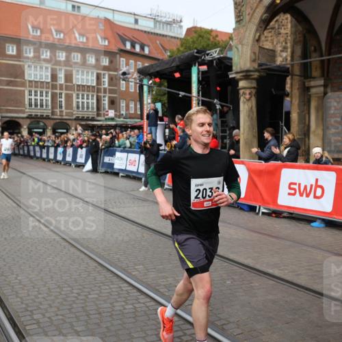 05.10.2025 - 20. swb-Marathon Bremen Yannick Fuchs http://msf.ph/oto/9285280 05.10.2025 13:03:15 Ziel 45, 2036, 2141, 2939, 4629, 7675 meine-sportfotos.de