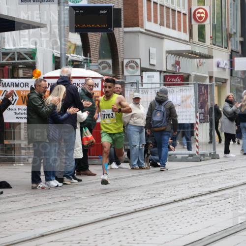 05.10.2025 - 20. swb-Marathon Bremen Strokosch-Dieckow http://msf.ph/oto/9285284 05.10.2025 12:04:22 Ziel 11703, 11703 meine-sportfotos.de