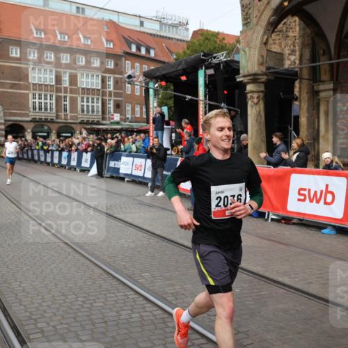 05.10.2025 - 20. swb-Marathon Bremen Yannick Fuchs http://msf.ph/oto/9285288 05.10.2025 13:03:15 Ziel 45, 2036, 2141, 2939, 4629, 7675 meine-sportfotos.de