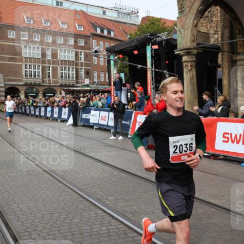 05.10.2025 - 20. swb-Marathon Bremen Yannick Fuchs http://msf.ph/oto/9285293 05.10.2025 13:03:15 Ziel 45, 2036, 2141, 2939, 4629, 7675 meine-sportfotos.de