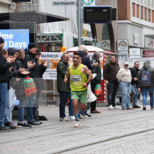 05.10.2025 - 20. swb-Marathon Bremen Strokosch-Dieckow http://msf.ph/oto/9285294 05.10.2025 12:04:22 Ziel 11703, 11703 meine-sportfotos.de