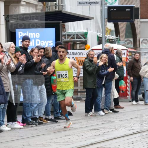 05.10.2025 - 20. swb-Marathon Bremen Strokosch-Dieckow http://msf.ph/oto/9285305 05.10.2025 12:04:23 Ziel 11703, 11703 meine-sportfotos.de