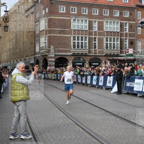 05.10.2025 - 20. swb-Marathon Bremen Yannick Fuchs http://msf.ph/oto/9285309 05.10.2025 13:03:16 Ziel 45, 2036, 2141, 2939, 4629, 7675 meine-sportfotos.de
