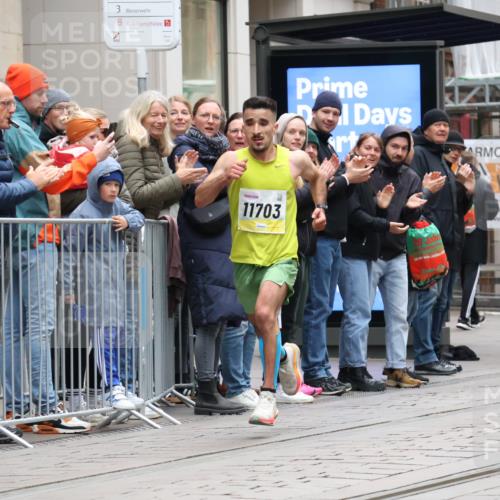 05.10.2025 - 20. swb-Marathon Bremen Strokosch-Dieckow http://msf.ph/oto/9285316 05.10.2025 12:04:24 Ziel 11703, 11703 meine-sportfotos.de