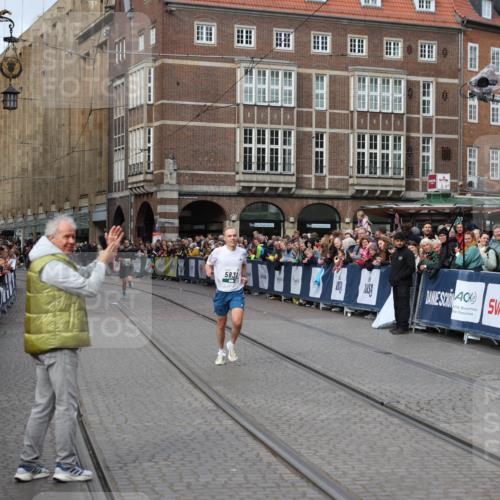 05.10.2025 - 20. swb-Marathon Bremen Yannick Fuchs http://msf.ph/oto/9285318 05.10.2025 13:03:16 Ziel 45, 2036, 2141, 2939, 4629, 7675 meine-sportfotos.de