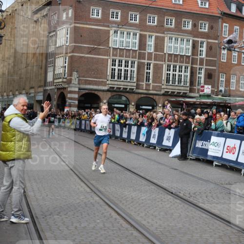 05.10.2025 - 20. swb-Marathon Bremen Yannick Fuchs http://msf.ph/oto/9285323 05.10.2025 13:03:16 Ziel 45, 2036, 2141, 2939, 4629, 7675 meine-sportfotos.de