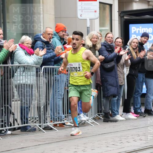 05.10.2025 - 20. swb-Marathon Bremen Strokosch-Dieckow http://msf.ph/oto/9285326 05.10.2025 12:04:24 Ziel 11703, 11703 meine-sportfotos.de