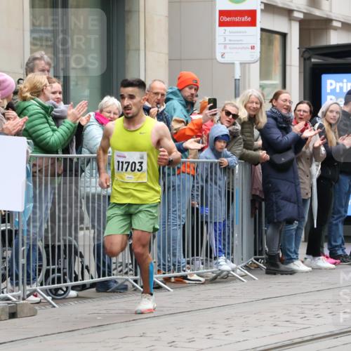 05.10.2025 - 20. swb-Marathon Bremen Strokosch-Dieckow http://msf.ph/oto/9285336 05.10.2025 12:04:25 Ziel 11703, 11703 meine-sportfotos.de