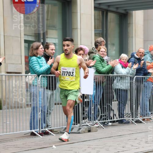05.10.2025 - 20. swb-Marathon Bremen Strokosch-Dieckow http://msf.ph/oto/9285359 05.10.2025 12:04:25 Ziel 11703, 11703 meine-sportfotos.de