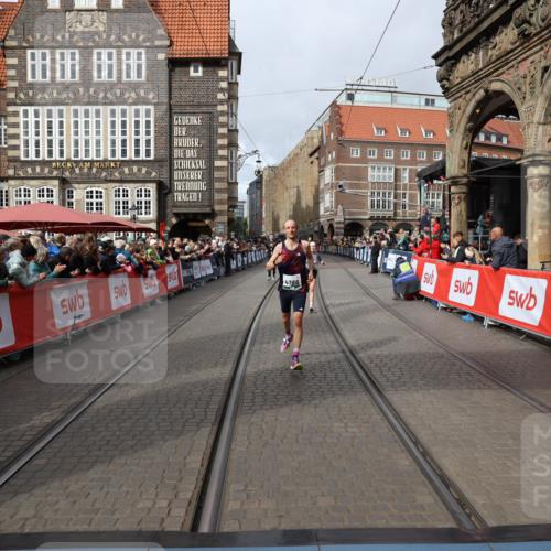 05.10.2025 - 20. swb-Marathon Bremen Yannick Fuchs http://msf.ph/oto/9285364 05.10.2025 13:03:42 Ziel 635, 2613, 4786, 5588 meine-sportfotos.de