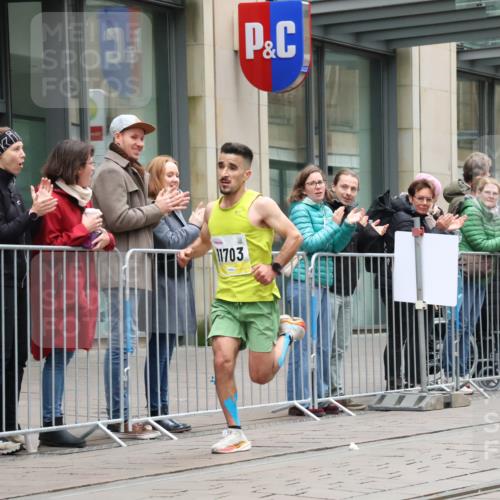 05.10.2025 - 20. swb-Marathon Bremen Strokosch-Dieckow http://msf.ph/oto/9285371 05.10.2025 12:04:26 Ziel 11703, 11703 meine-sportfotos.de