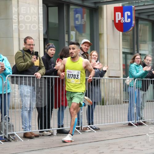05.10.2025 - 20. swb-Marathon Bremen Strokosch-Dieckow http://msf.ph/oto/9285386 05.10.2025 12:04:26 Ziel 11703, 11703 meine-sportfotos.de