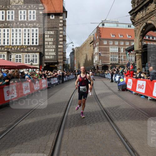 05.10.2025 - 20. swb-Marathon Bremen Yannick Fuchs http://msf.ph/oto/9285393 05.10.2025 13:03:42 Ziel 635, 2613, 4786, 5588 meine-sportfotos.de