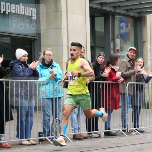 05.10.2025 - 20. swb-Marathon Bremen Strokosch-Dieckow http://msf.ph/oto/9285399 05.10.2025 12:04:26 Ziel 11703, 11703 meine-sportfotos.de