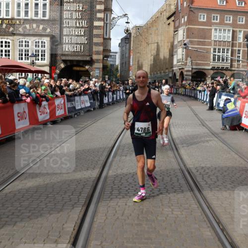 05.10.2025 - 20. swb-Marathon Bremen Yannick Fuchs http://msf.ph/oto/9285401 05.10.2025 13:03:43 Ziel 2613, 4758, 4786, 5588 meine-sportfotos.de